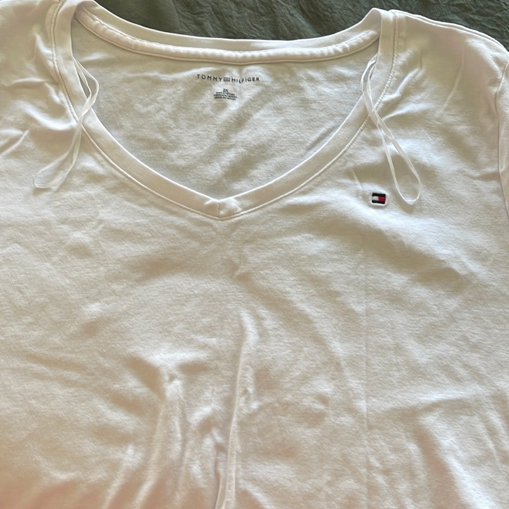 White shirt sleeve Tommy Hilfiger t shirt